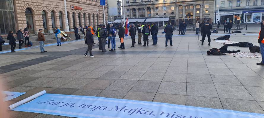 Molitelji ogradili dio Trga bana Jelačića samo za muškarce! 'Ne možete unutra, to nije za žene'