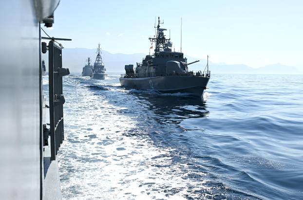 Split: Vježba Hrvatske ratne mornarice za vojni mimoplov