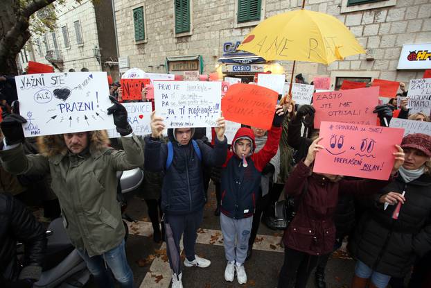 OmiÅ¡: Prosvjed zbog nelijeÄenja teÅ¡ko bolesne Nore