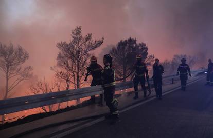 FOTO  Vatrogasci u paklu požara diljem Dalmacije: Herojski gasili cijelu noć, dolazili i iz Zagreba