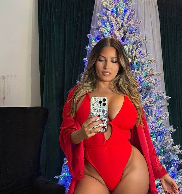 FOTO Uz nju ne trebate darove: Bujna ljepotica zna uklopiti atribute u blagdansku estetiku