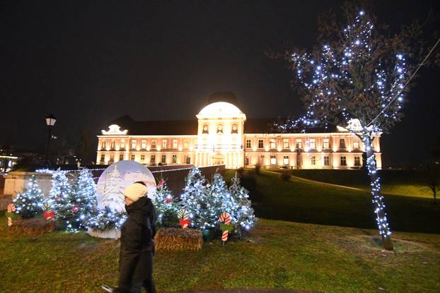 Virovitica: Središte grada sjaji  u blagdanskom ozračju jer traje manifestacija Advent u Virovitici