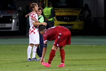 FOTO Luku Modrića opsjedali su armenski navijači po završetku utakmice. Pogledajte reakciju...