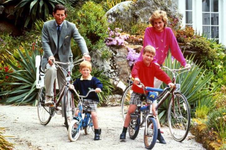 Harry: Nikad nisam imao prilike provozati se s tatom na biciklu; Fanovi: Lažeš, a evo i dokaza!