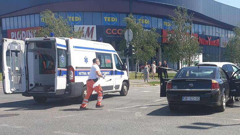 Sudarila se dva automobila u Sl. Brodu: Troje ljudi ozlijeđeno