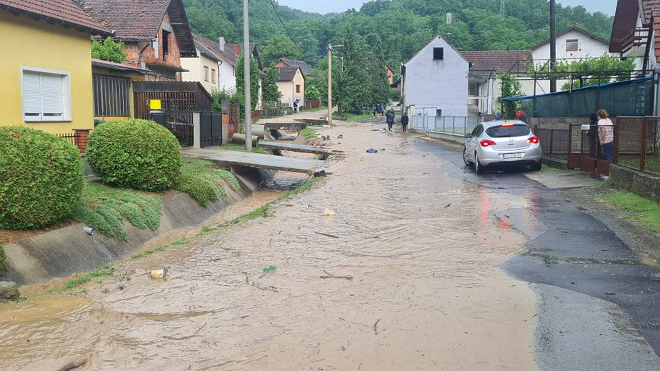 Nevrijeme kod Požege: Bujica u Vidovcima nosi sve pred sobom