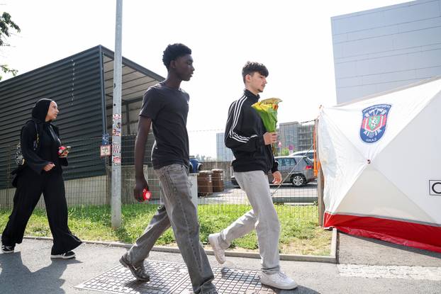 Graz: Dan nakon pokolja u školi brojni građani i učenici polažu cvijeće i pale svijeće za ubijene