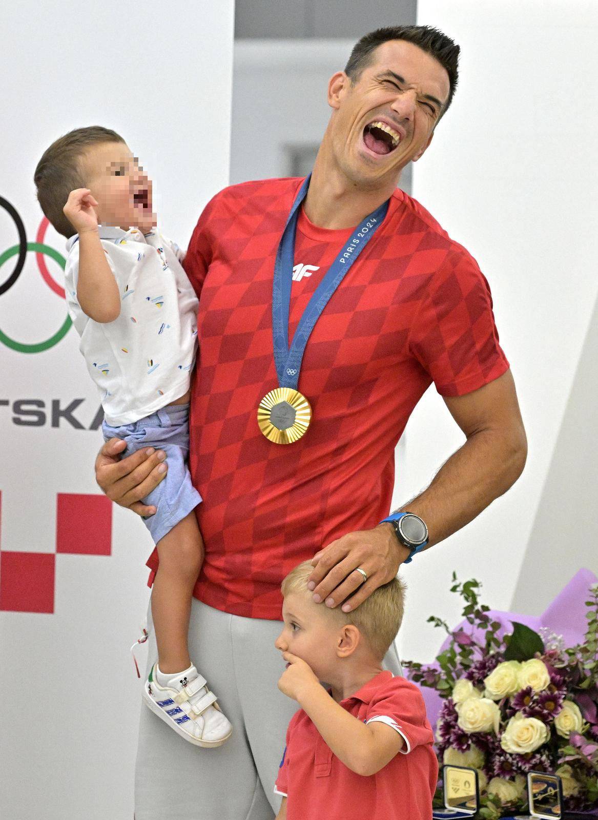 Zlatni Sinkovići i drugi olimpijci vratili se u Hrvatsku: 'Javnost je preoštra prema rukometašima'