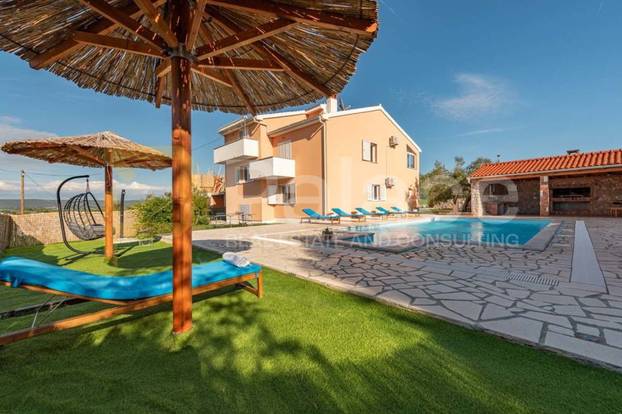 FOTO Najjeftinija vila na otoku Pašmanu ima bazen, ljetnu kuhinju i 300 metara do plaže!