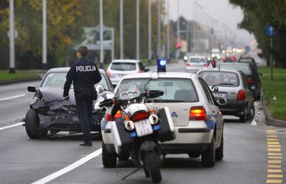 Udario u četiri automobila i pobjegao pred policijom