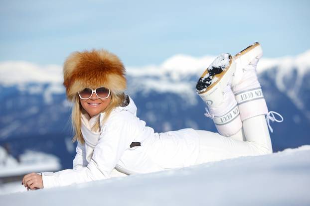 ARHIVA - 2014. Nassfeld: Severina, Marko Grubni? i Maja Šuput uživaju na skijaškim stazama