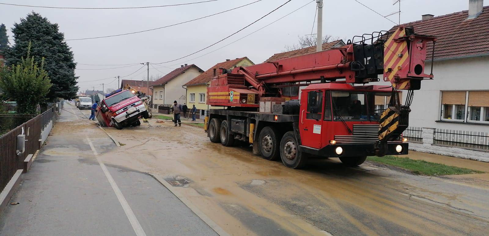 VIDEO Vatrogasci propali u rupu