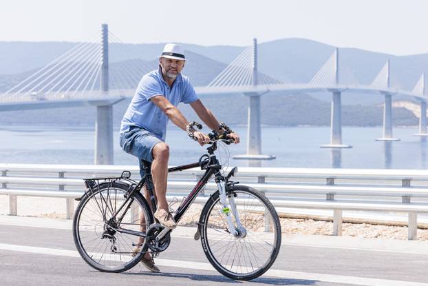 Komarna: Vukovarac Stjepan Draganić prvi je svojim biciklom prošao po Pelješkom mostu