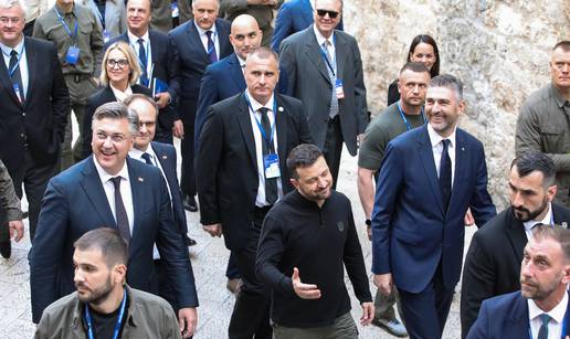 FOTO Zelenski s Plenkovićem u šetnji po Stradunu. Gužva kao usred ljeta i jako osiguranje