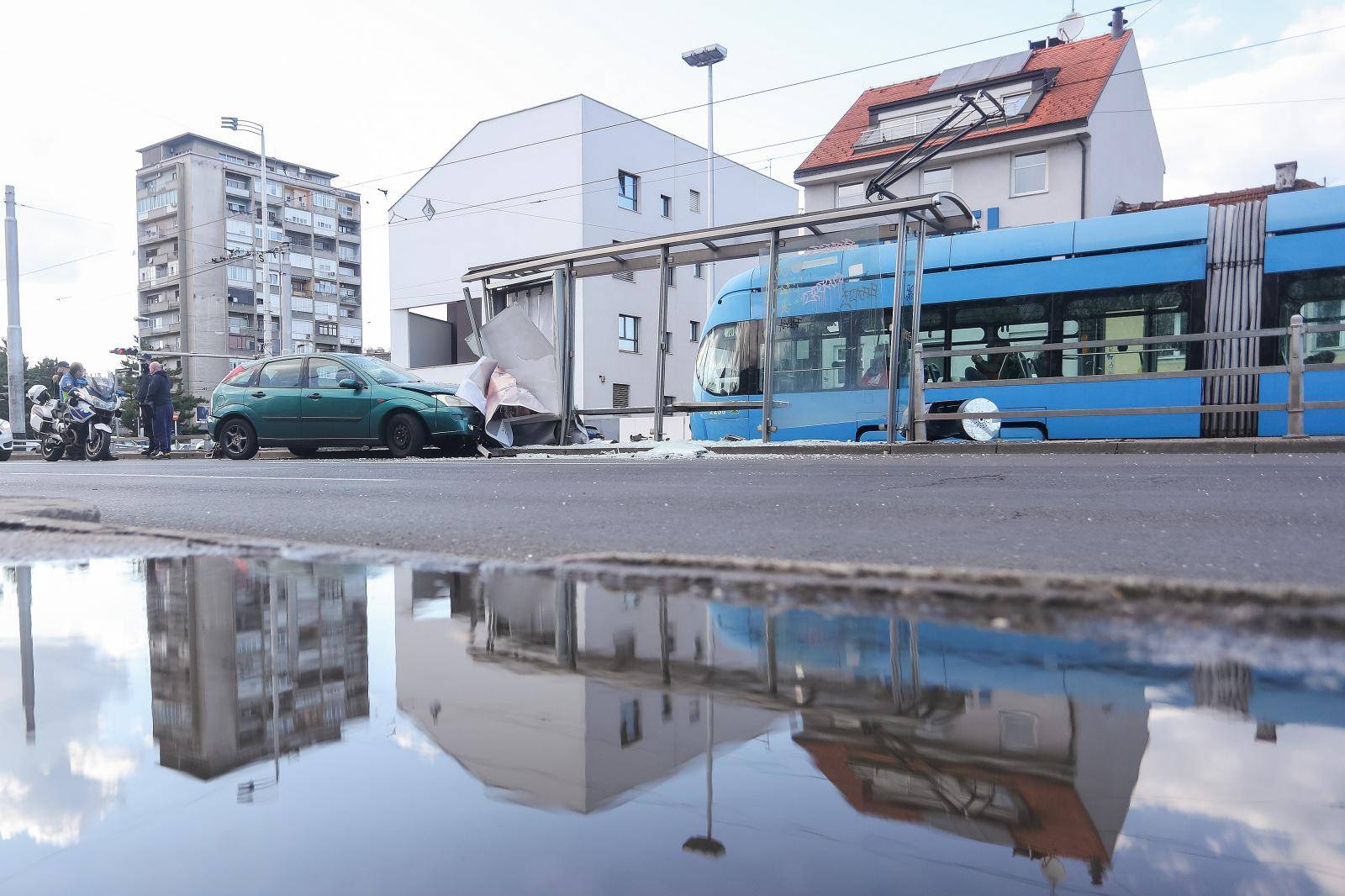 Autom se zabio u stanicu: 'Sreća da nitko nije stradao! Oštetio je tramvaj, razbio staklo, ogradu'