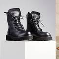 Povijest čizme: Od špic-papka, preko krutog vojničkog stila do modela s mega platformama