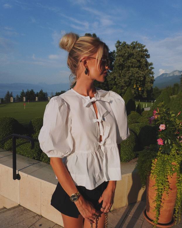 FOTO Zamamna plavuša plijeni pozornost gdje god se pojavi! Surađivala je i s Netflixom