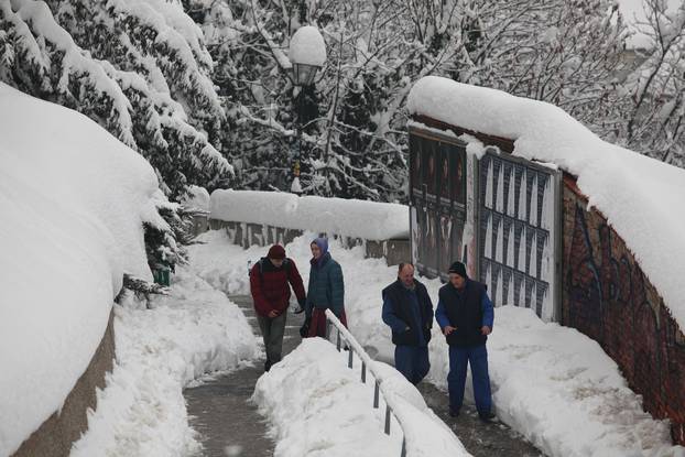 Zagreb je prije 11 godina bio zatrpan snijegom, palo ga je više od pola metra