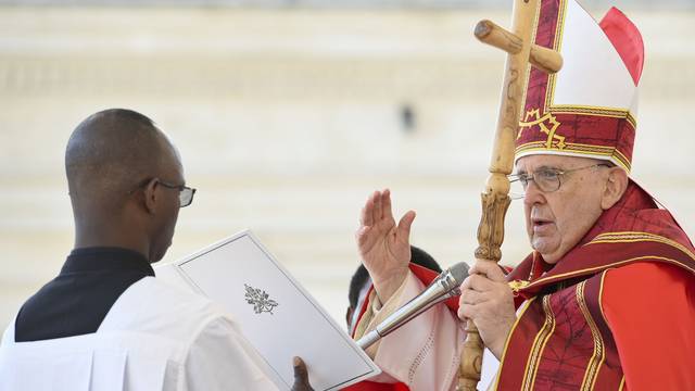 ITALY - POPE FRANCIS CELEBRATES THE HOLY MASS OF PALMSIN SAINT'S PETER'S SQUARE AT THE VATICAN  - 2023/4/2