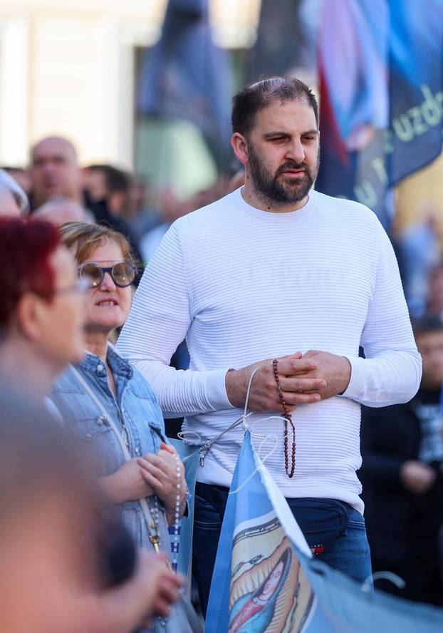 Zagreb: Molitelji na glavnom gradskom trgu