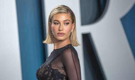 Hailey Bieber ima atraktivnu party kombinaciju: Super uski kompet od svilenog baršuna