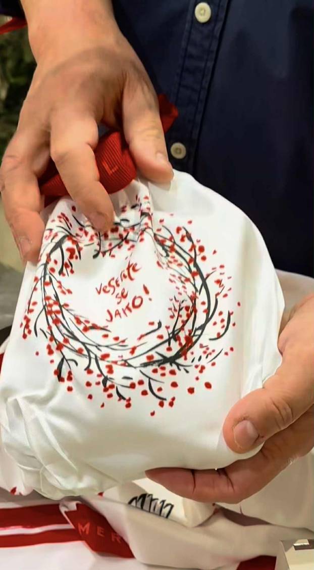 FOTO Šekoranjina blagdanska čarolija: Tihi dekor u izlozima i hotelima je pravi spektakl