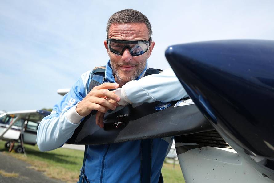 Šebalj skočio iz aviona: Koji stres, koji adrenalin! Ali ipak, ljubim zemlju po kojoj hodam