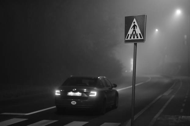 Maglovit i mističan Novi Zagreb u crno bijeloj fotografiji