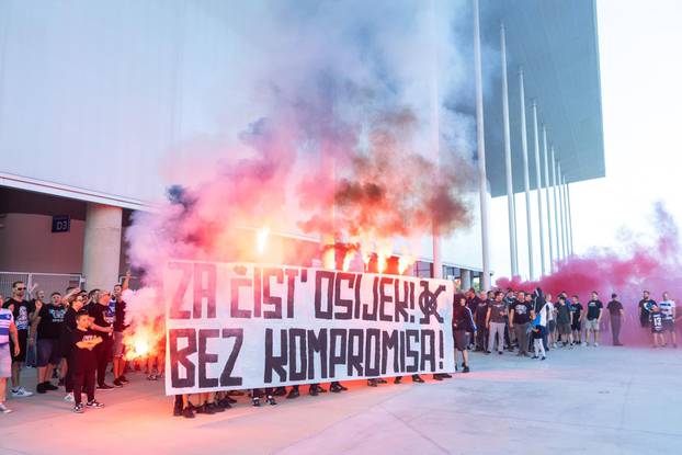 Osijek: Prosvjed Kohorte ispred Oppus Arene