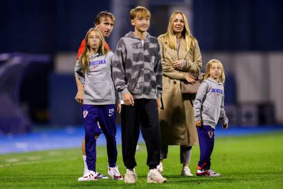 FOTO Tata, tata, ajde mene prođi! Modrić nakon utakmice zaigrao nogomet s djecom...