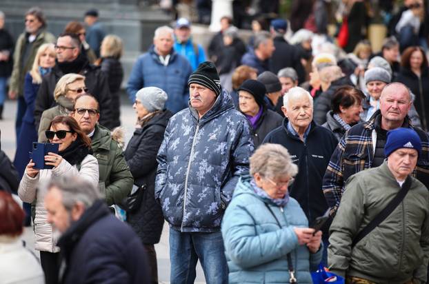 Zagreb, Prosvjed umirovljenika protiv siromaštva, korupcije i kriminala na glavnom gradskom Trgu