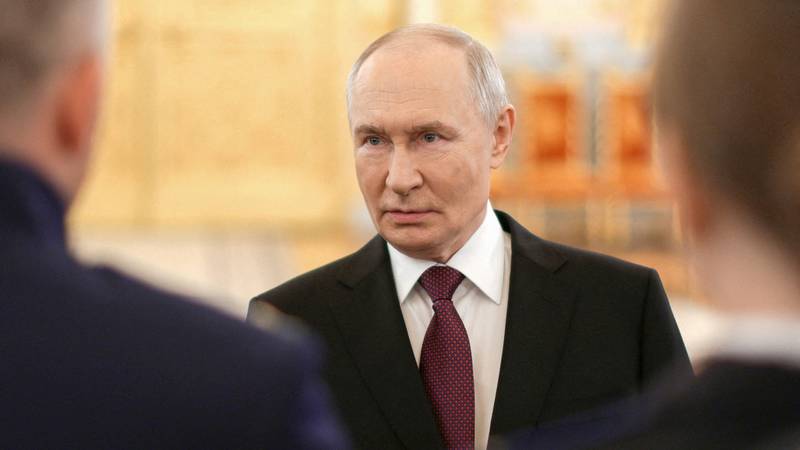 Putin jača osiguranje: Zabranio mobitele zaposlenicima. Moraju skidati satove, nositi maske...