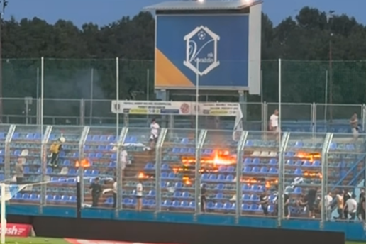 VIDEO: NEVJEROJATNE SCENE! Torcida je zapalila tribinu i skandirala: J*bo vas Dali&cacute;!