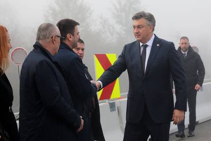 FOTO U Sisku su svečano otvorili novu cestu: Stigli Plenković, Bačić, Butković, svećenik...