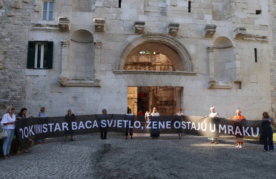 Split: Održana akcija "Dok ministar baca svjetlo, žene ostaju u mraku"