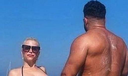 Ponosno pokazuje mišiće: Ervin Mujaković iz Big Brothera uživa sa svojom djevojkom na plaži...