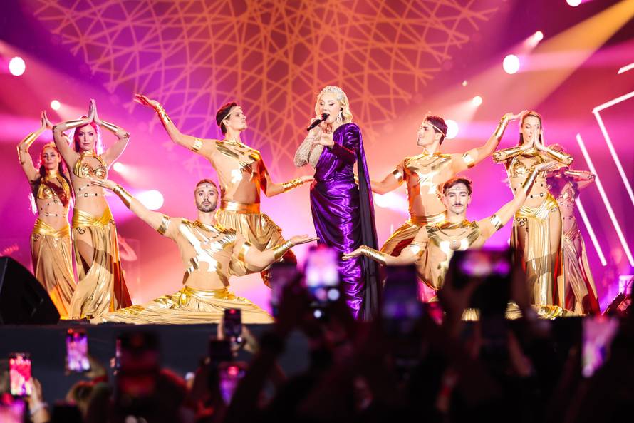 Aleksandra Prijović poslala je poklon Breni: Poruka na njemu otkrila kako je obitelj zove...