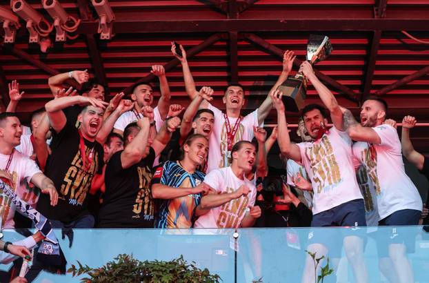Igrači HNK Rijeka, prvaci Hrvatske, podigli su svoj pehar
