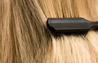 Prekomjerno češljanje dovodi do masne kose: Češljajte ju jednom dnevno i perite četku