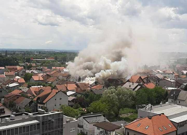 Buknula kuća u Dubravi, gasilo je 20 vatrogasaca sat vremena