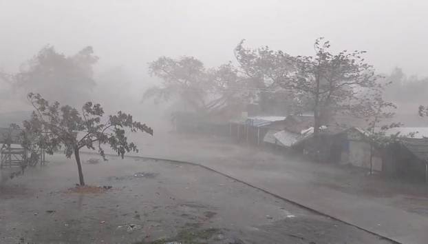 Strong winds and heavy rain at ThekayPyin Rohingya camp in Sittwe