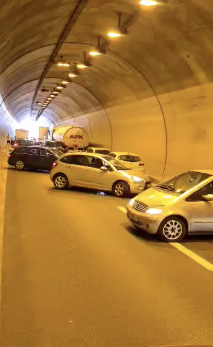 Nevjerojatna snimka: Nesreća na autocesti A7 kod Rijeke, ljudi se okreću autima u tunelu!