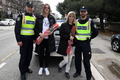 Dan žena i u prometu: Šibenski policajci davali ruže vozačicama