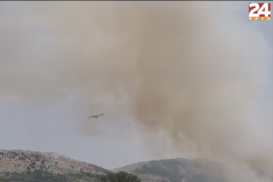 VIDEO Veliki požar u Dalmaciji, vatra okružila kuće u Grebaštici: Širi se brzo, gase tri kanadera