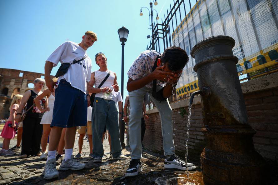 Heatwave grips Rome as tourists seek relief