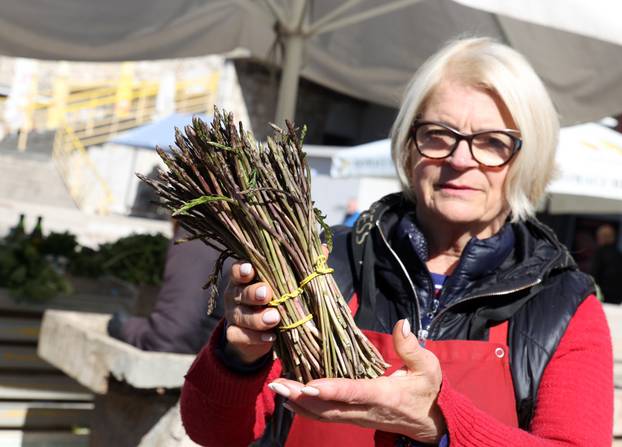 Šibenik:Prve ovogodišnje šparoge na tržnici