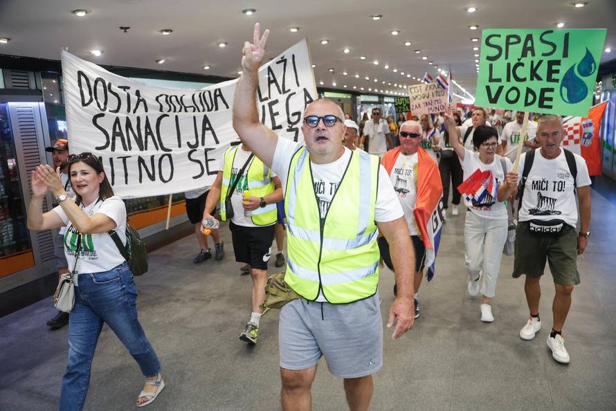Zagreb: Okupljanje prosvjednika Hodaj za Liku, hodaj za Hrvatsku