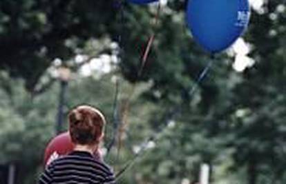 Dječak (4) preko balona našao prijatelja u kraljici