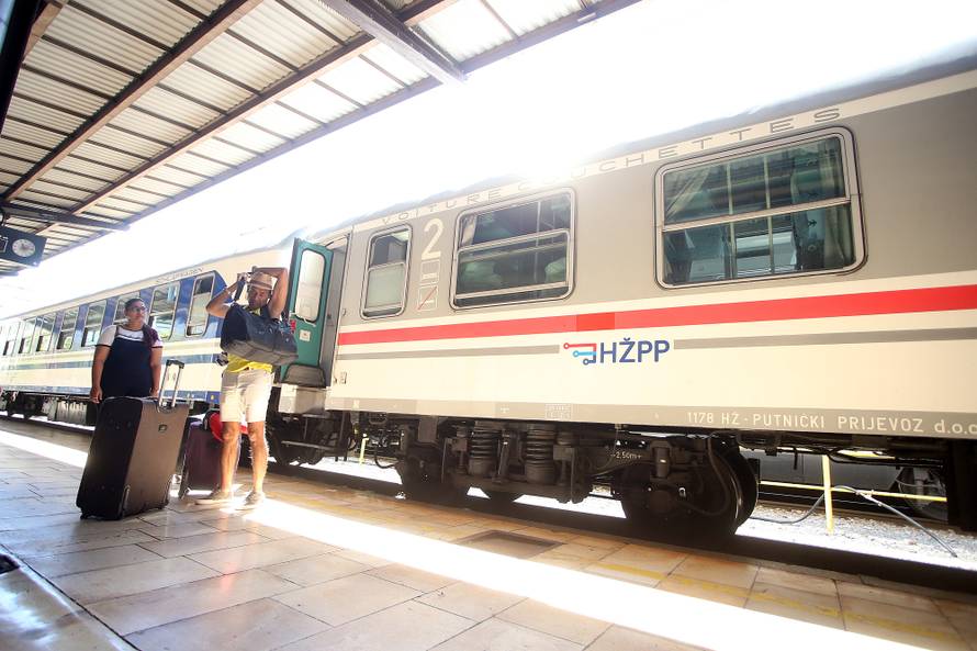 Vlakom iz Splita krenuli sinoć za Zagreb: Putovali su  13 sati!