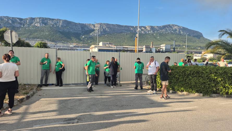 VIDEO Crni dim nad Kaštelima. Gori skladište Pevexa: Metalne krovove uklanjaju grajferom